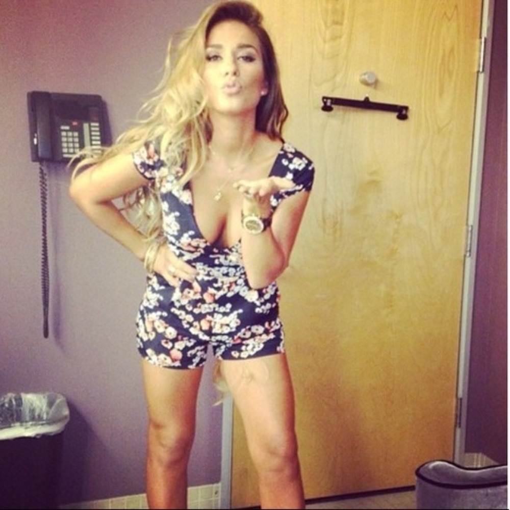 🧡🌾Jessie James Decker Bebe floral romper